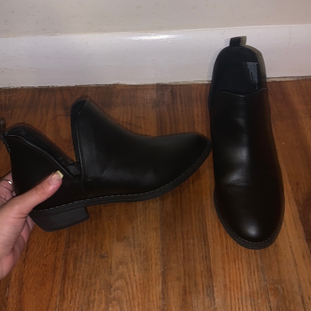 Universal Thread (SIZE 6) Black- Nora booties